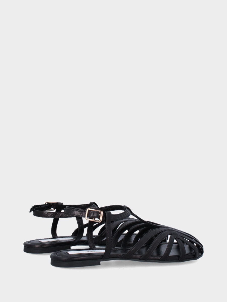 Sandalo flat in nappa nera con listini arcuati