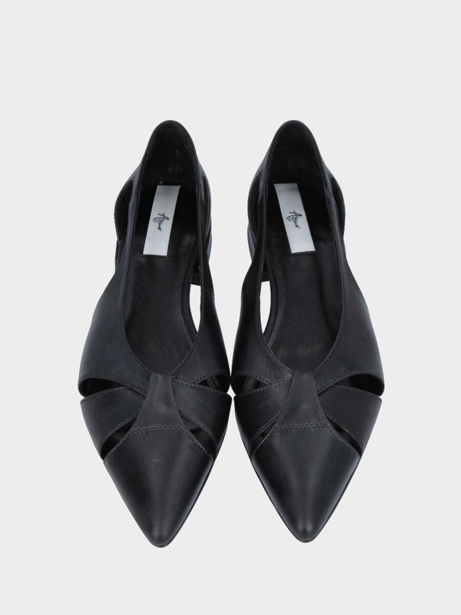 Ballerina in nappa nera con cinturini arcuati incrociati