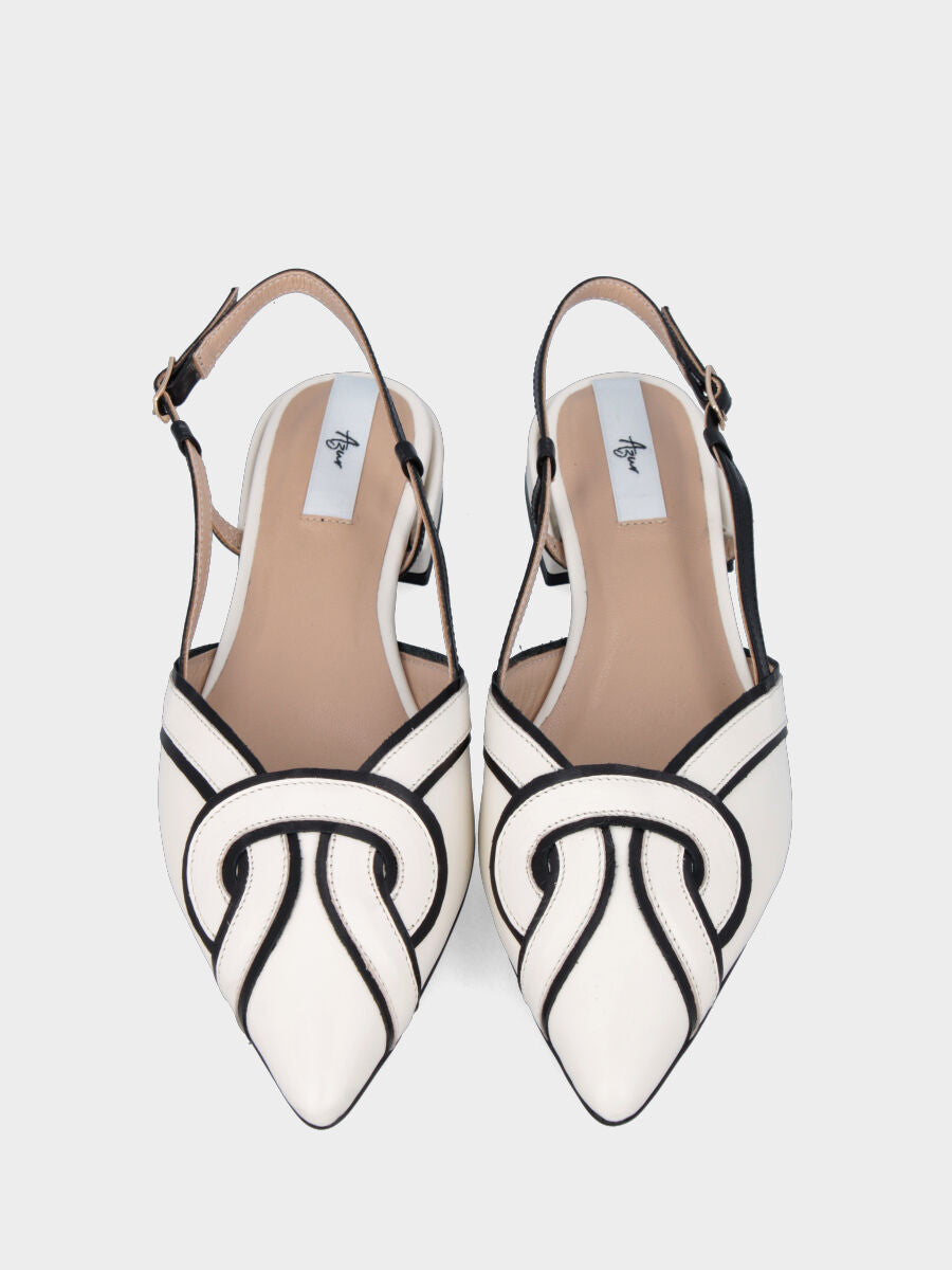 Slingback in nappa bianco latte con profili neri e cinturini arcuati