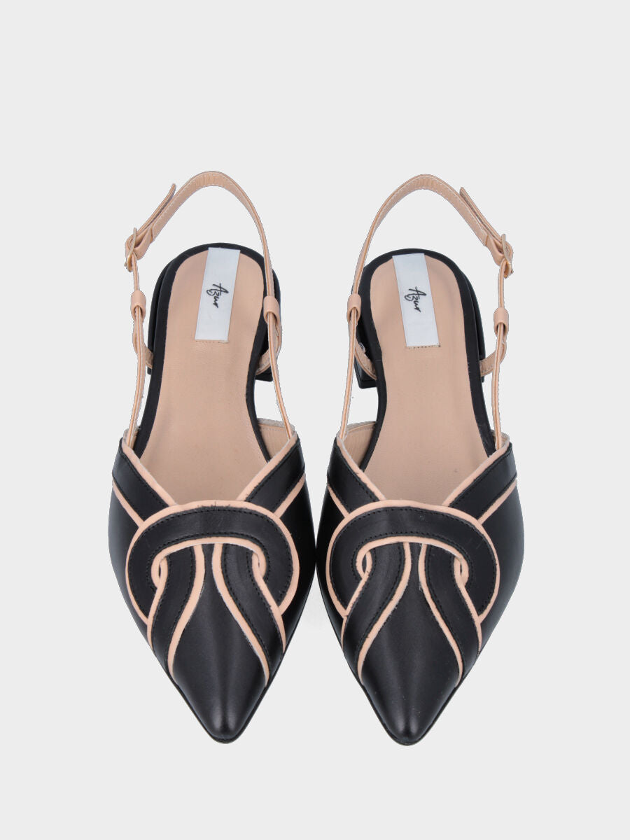 Slingback in nappa nera con profili beige e cinturini arcuati