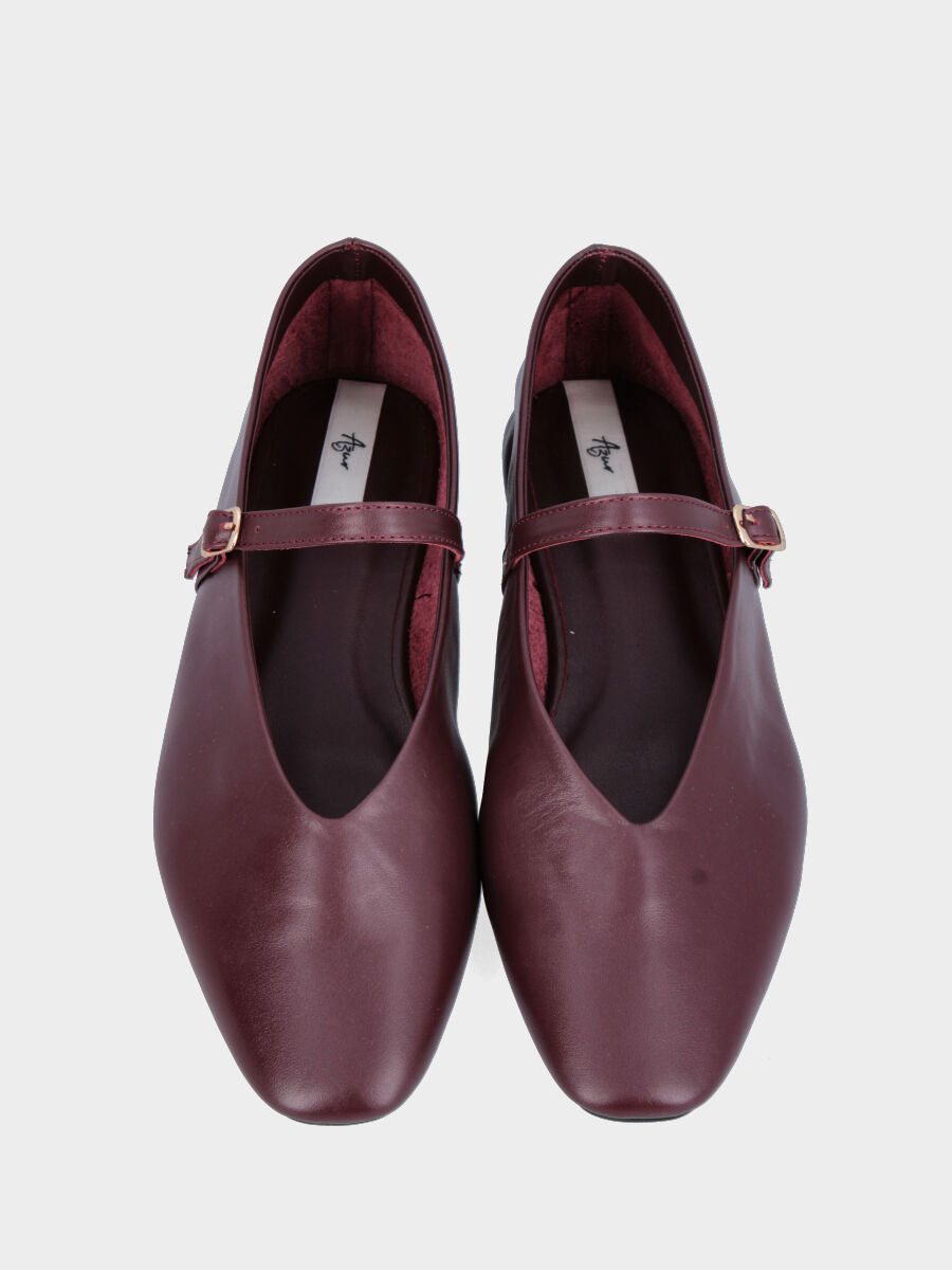 Ballerina Mary Jane in nappa bordeaux con cinturino e tacco flat