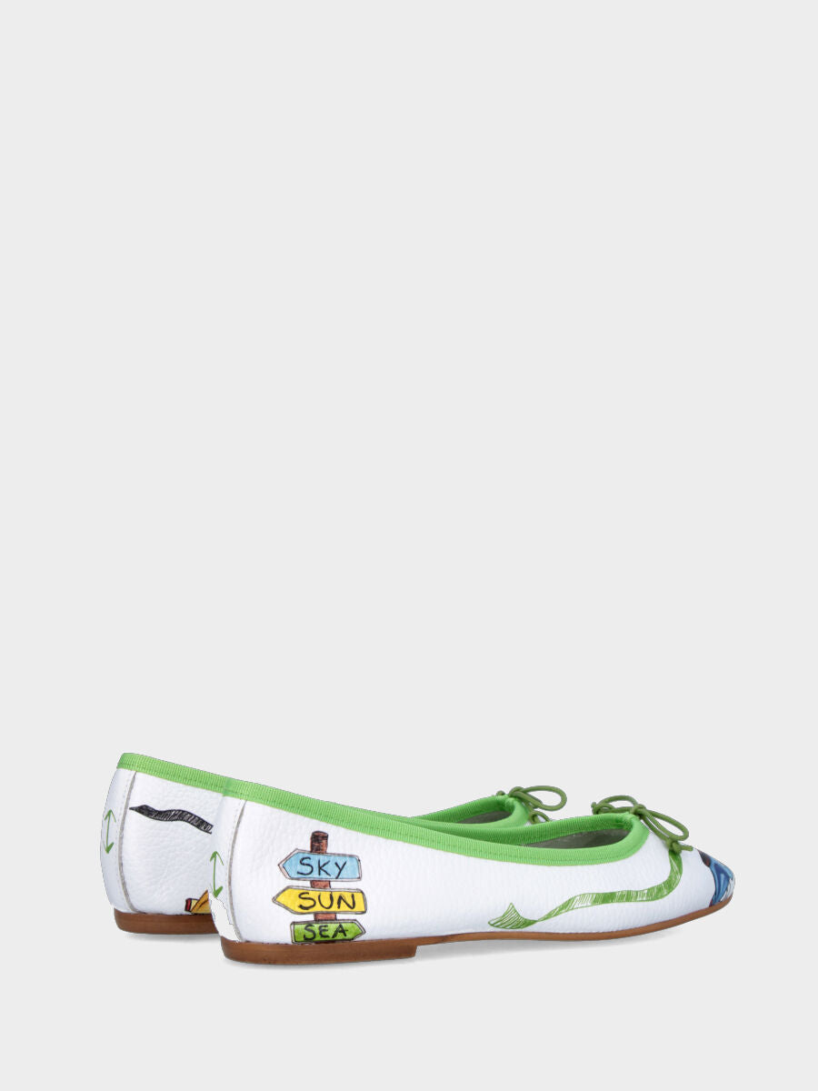 Ballerina in nappa bianca con fiocchetto verde e disegni sulla tomaia