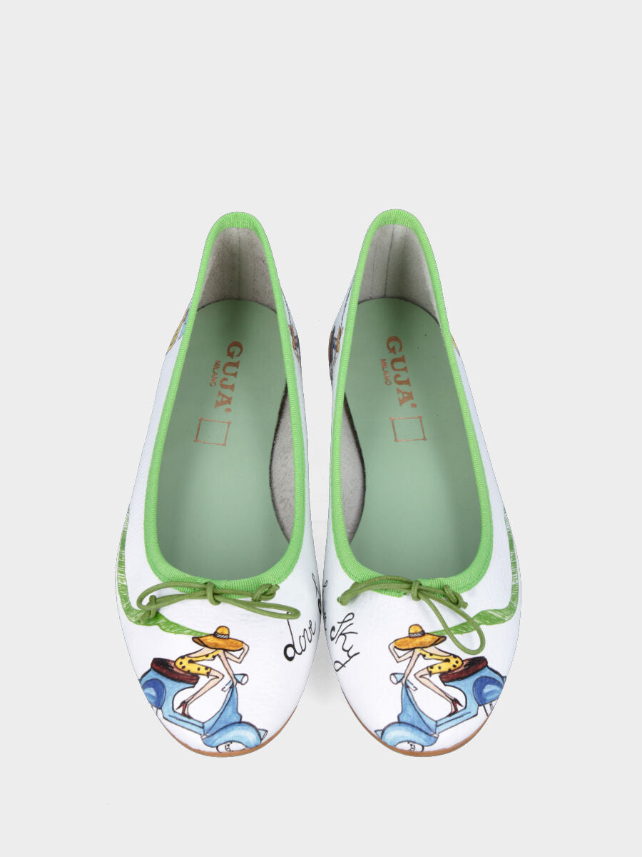 Ballerina in nappa bianca con fiocchetto verde e disegni sulla tomaia