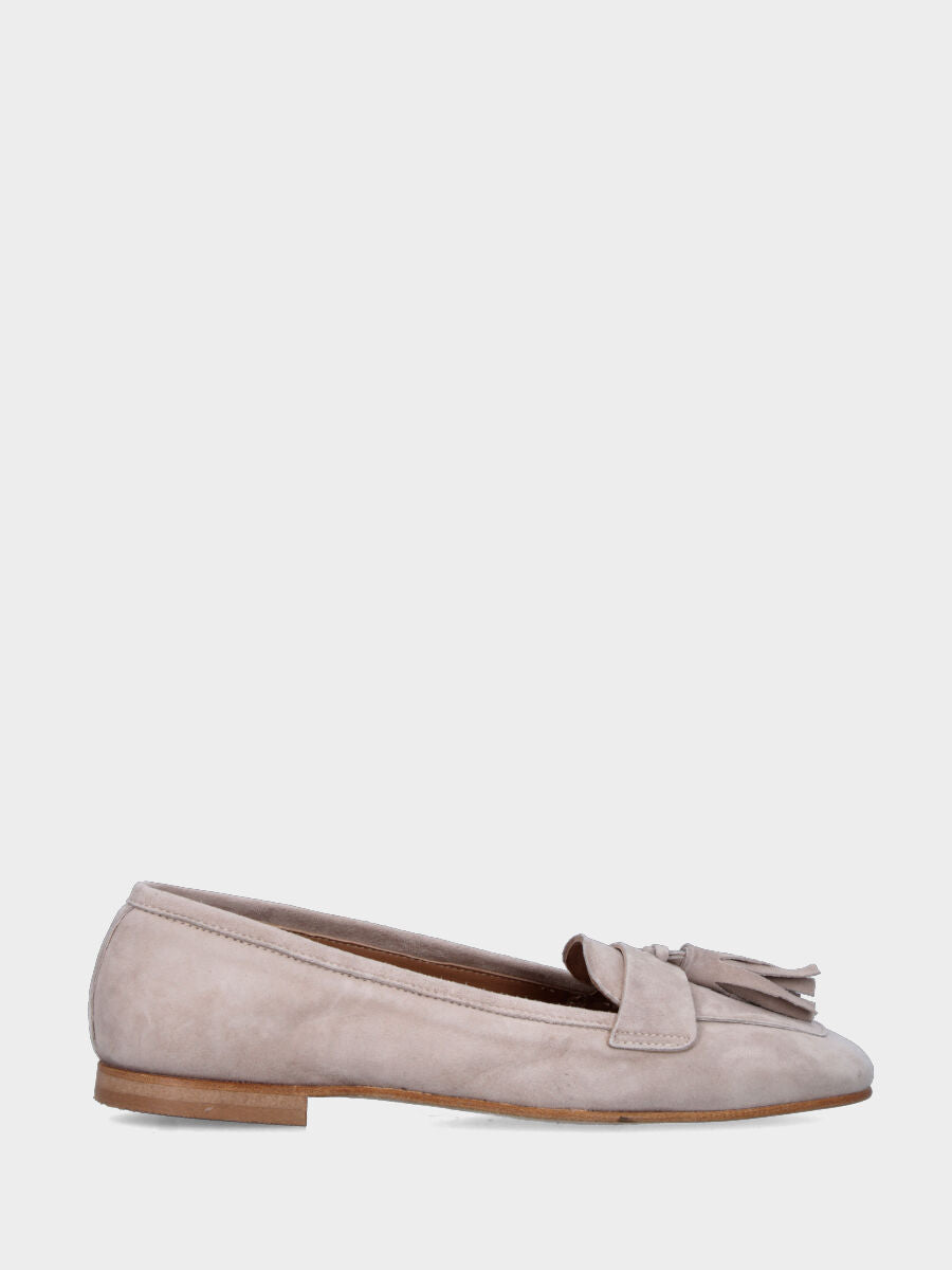 Mocassino in camoscio beige con fascetta e nappina centrale
