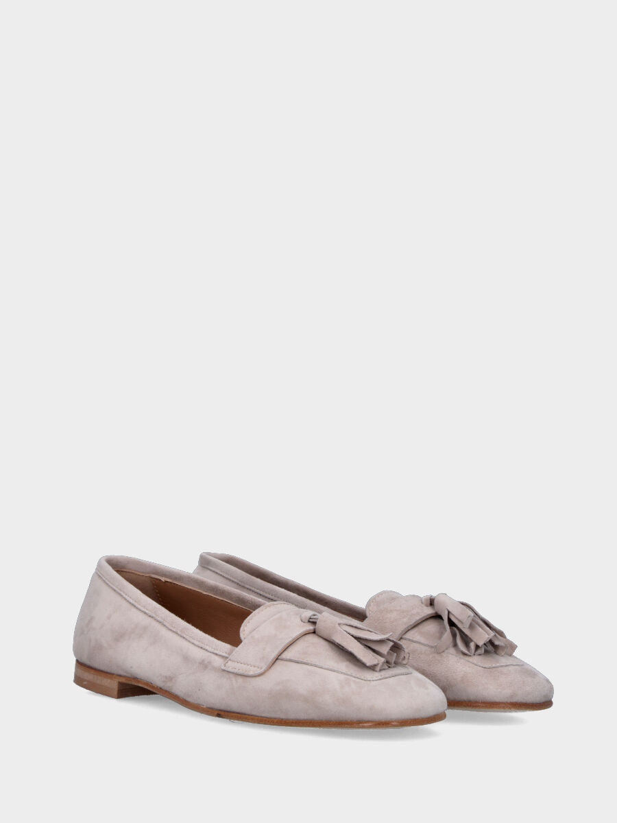 Mocassino in camoscio beige con fascetta e nappina centrale