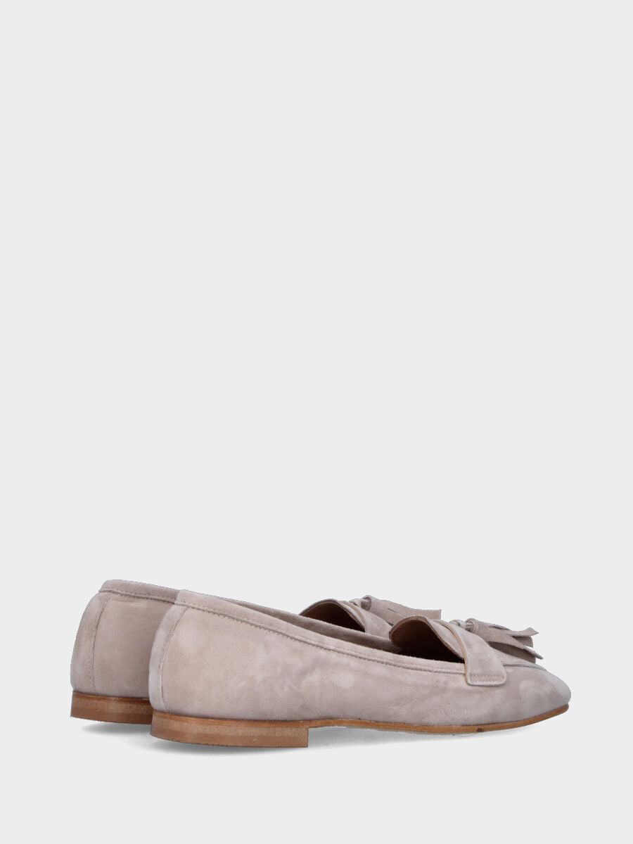 Mocassino in camoscio beige con fascetta e nappina centrale