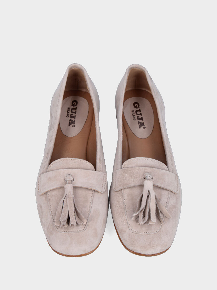 Mocassino in camoscio beige con fascetta e nappina centrale