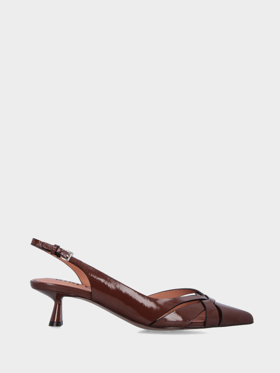Slingback in vernice marrone con listini incrociati e tacco a calice