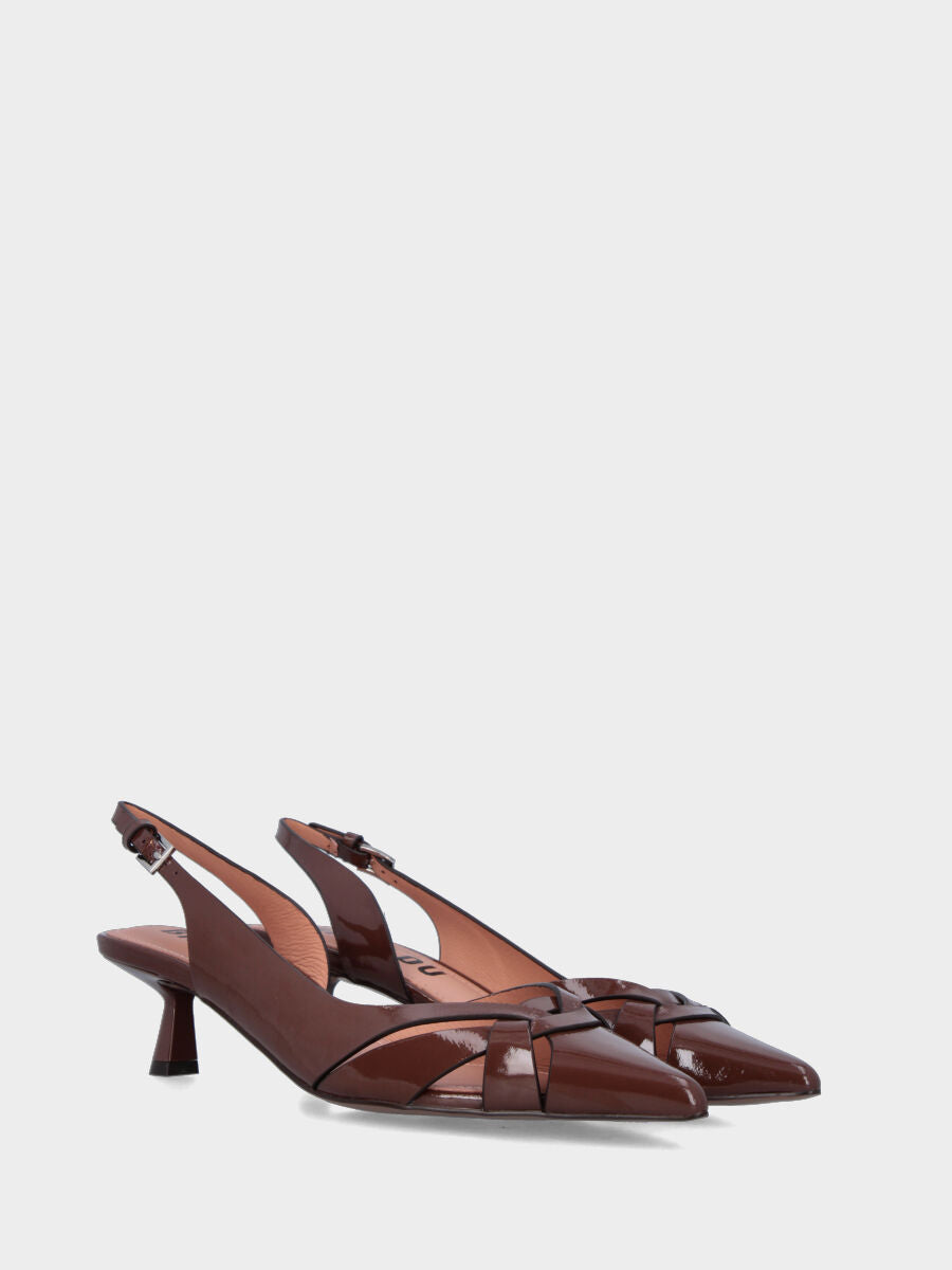 Slingback in vernice marrone con listini incrociati e tacco a calice
