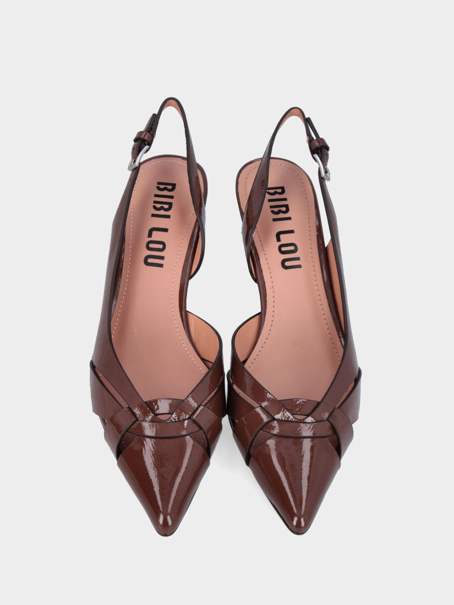 Slingback in vernice marrone con listini incrociati e tacco a calice
