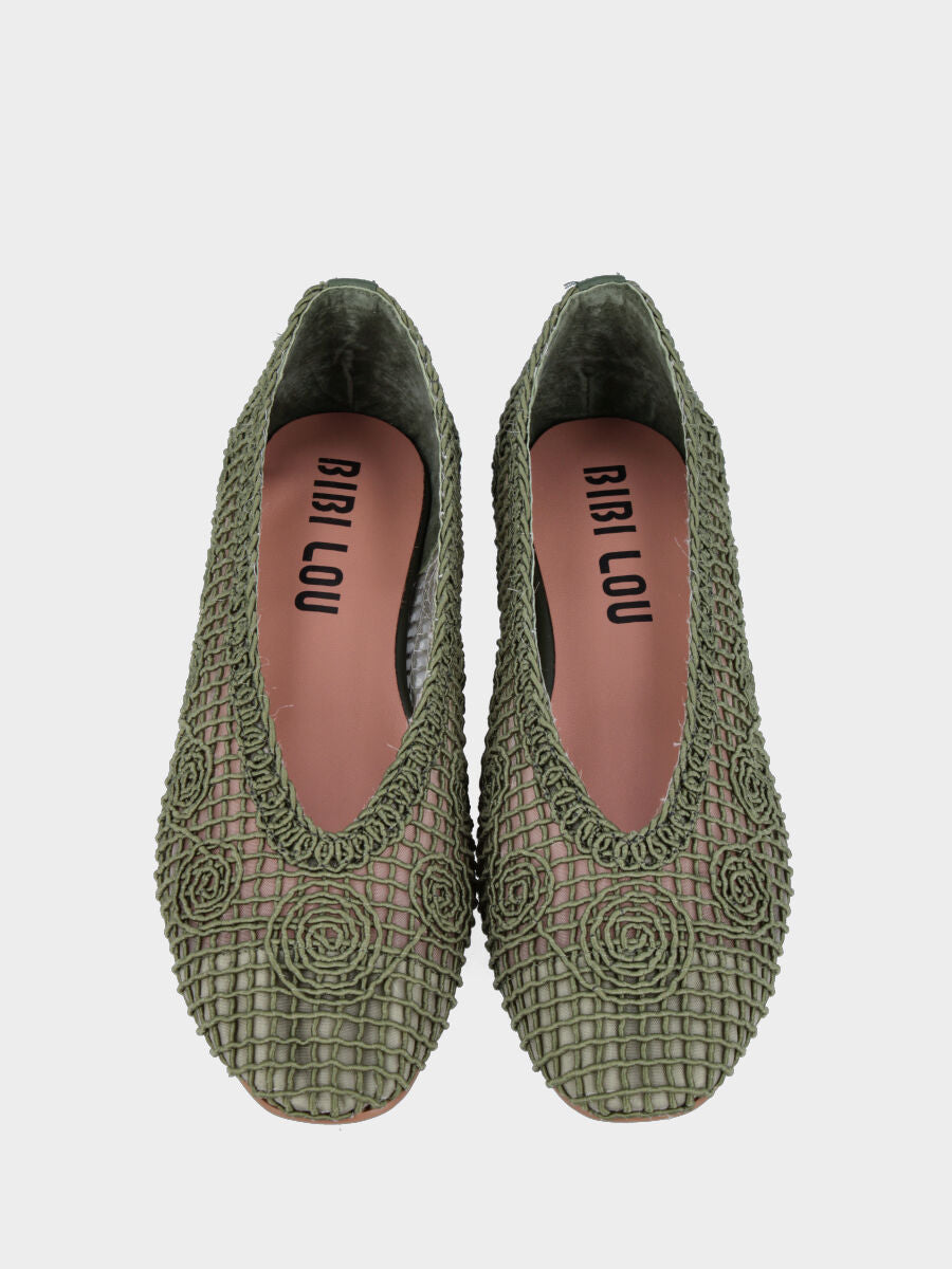 Ballerina in rete di cotone su tulle verde con ricami intrecciati