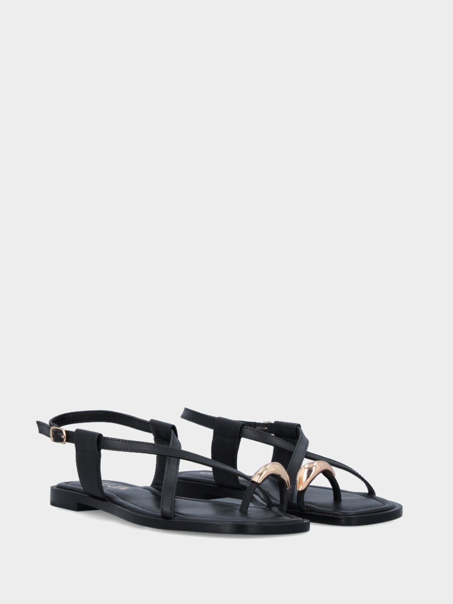 Infradito in nappa nera con accessorio metallico e listini incrociati