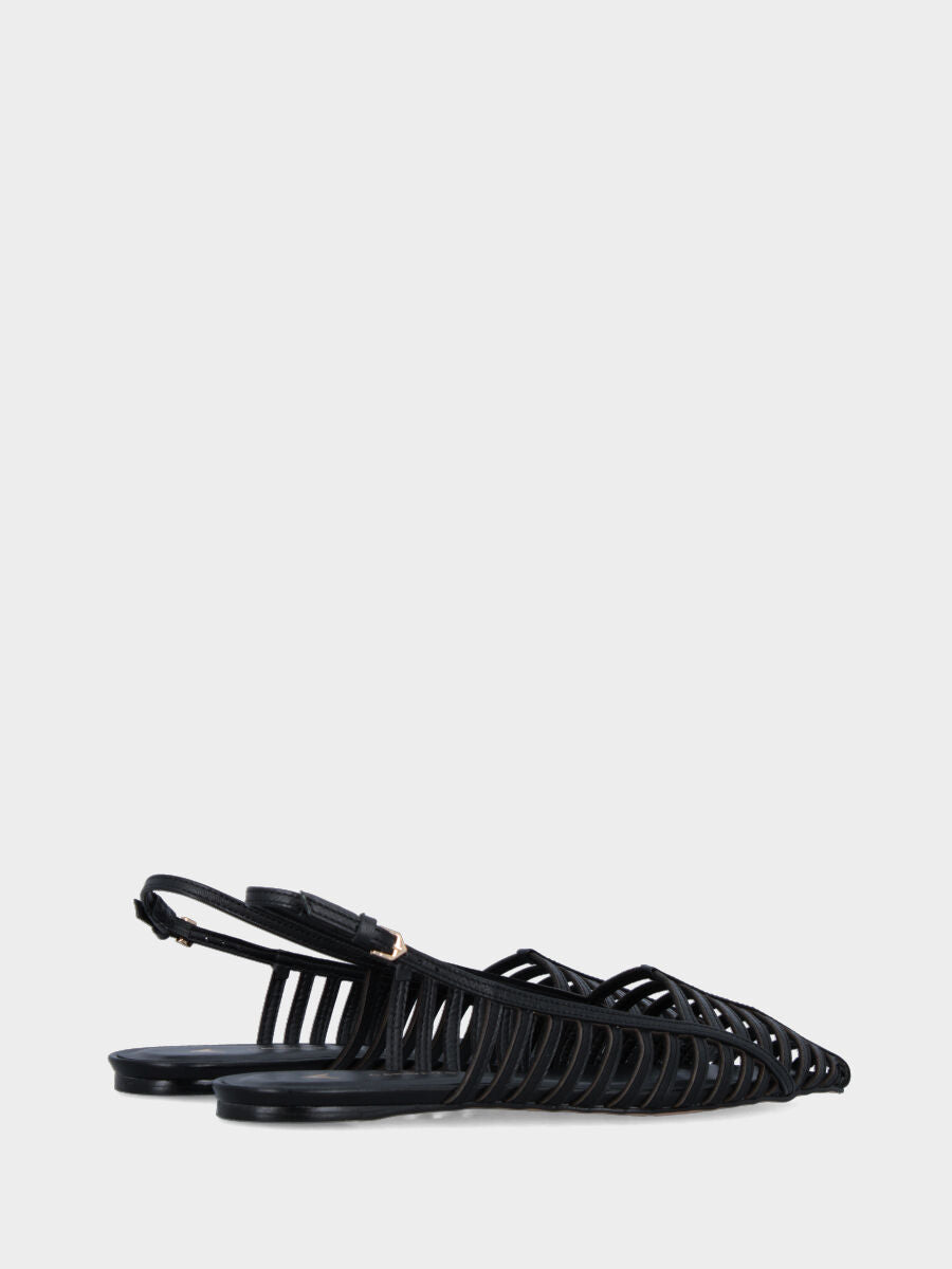 Flache Slingback aus schwarzem Nappaleder mit parallelen Riemchen und spitzer Spitze