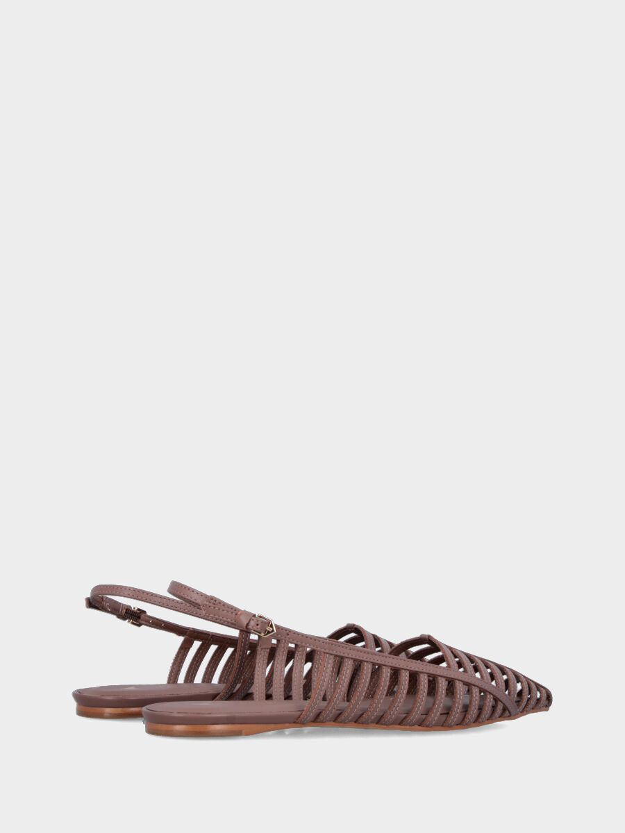 Flache Slingback aus Nappaleder in Mokka mit parallelen Riemchen und spitz zulaufender Spitze