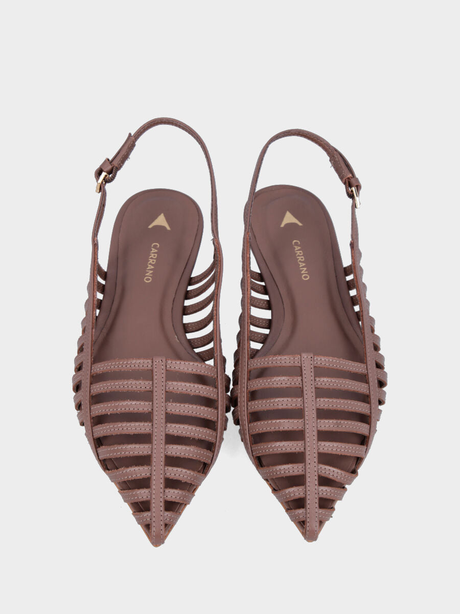 Flache Slingback aus Nappaleder in Mokka mit parallelen Riemchen und spitz zulaufender Spitze