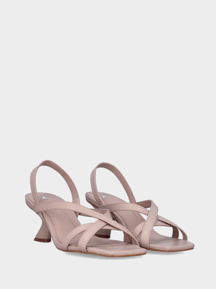 Sandalo in nappa beige con listini incrociati e tacco a virgola