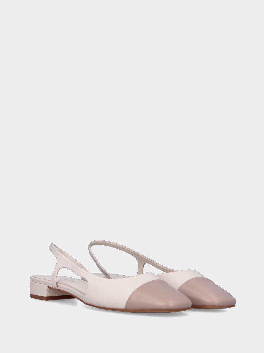 Slingback in nappa bicolore beige con cinturino asimmetrico