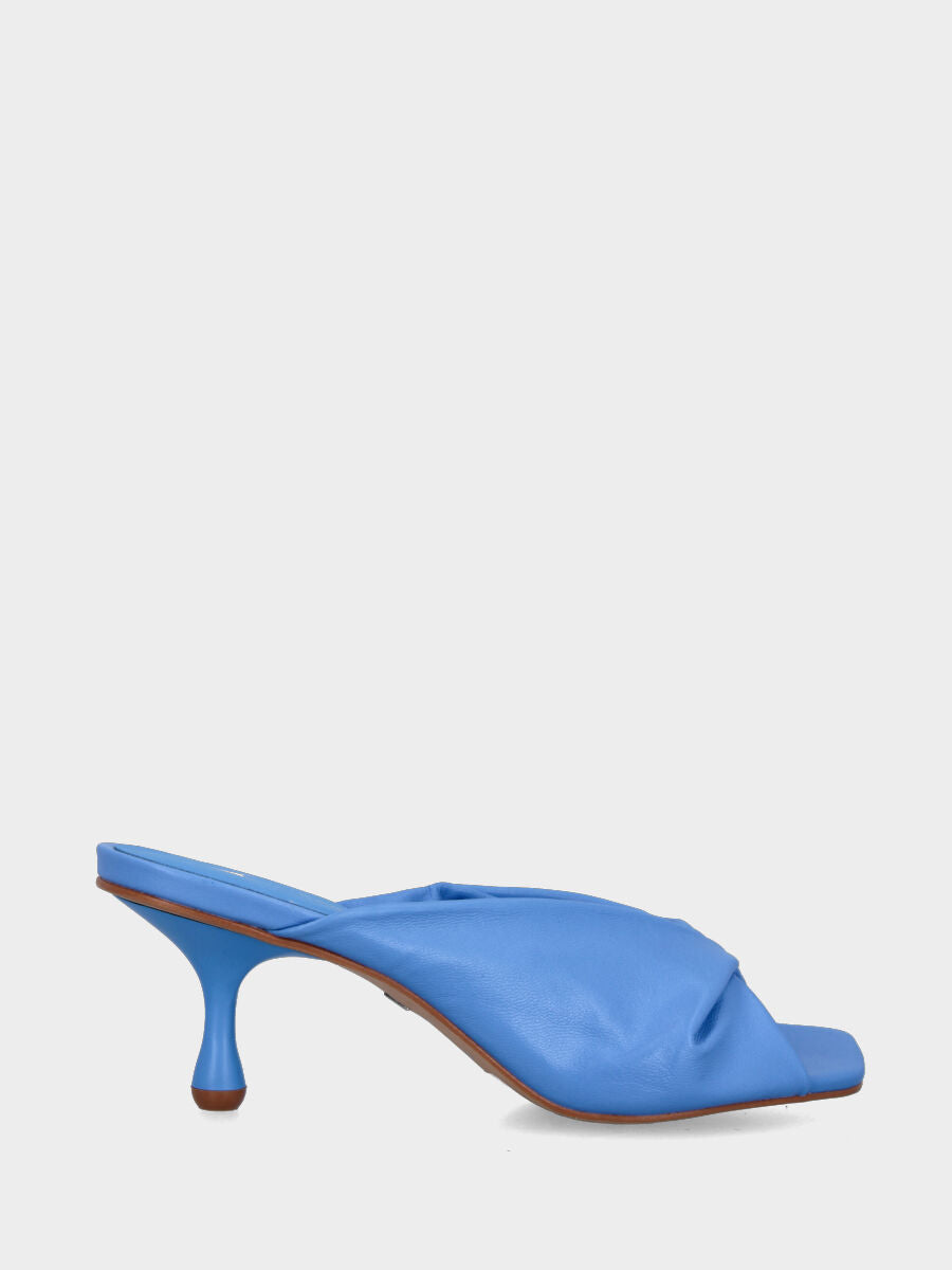 Ciabattina in nappa azzurra con fascia rivoltata e tacco a goccia