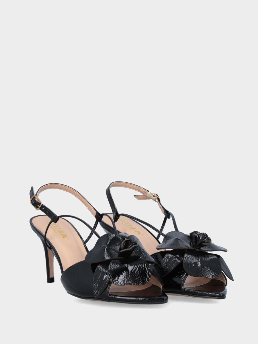 Sandalo in naplak nero con fiore ornamentale e tacco a coda
