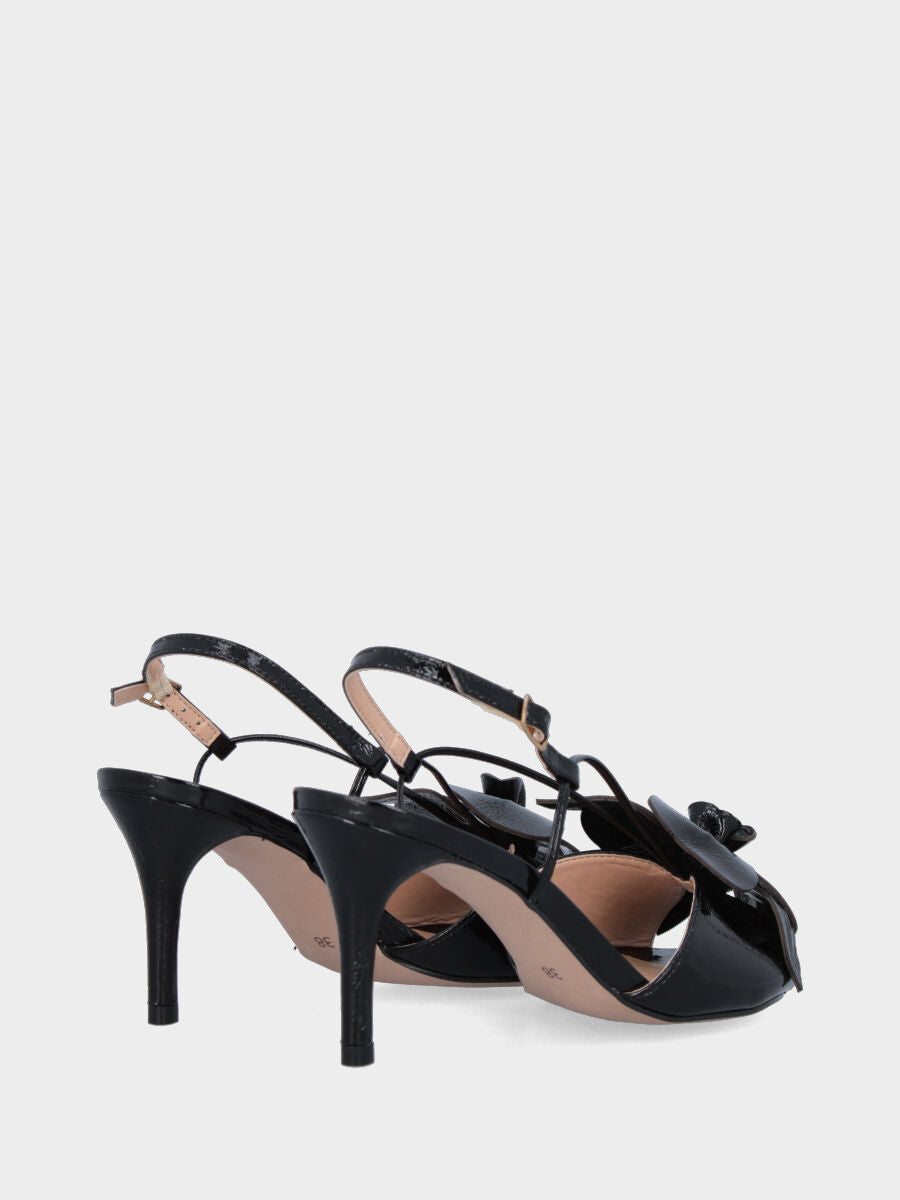 Sandalo in naplak nero con fiore ornamentale e tacco a coda