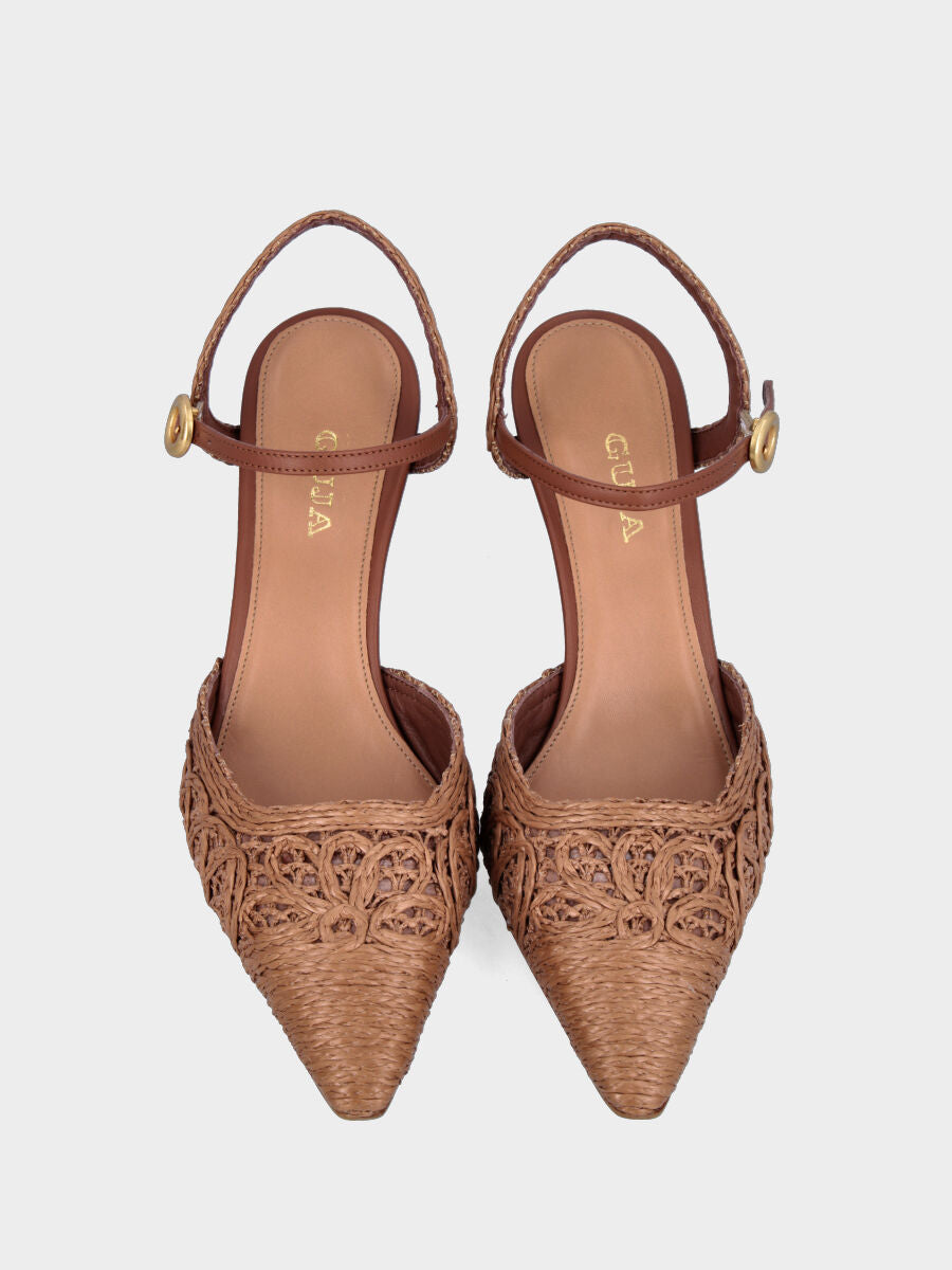 Slingback in nappa color cuoio con tomaia intrecciata a merletto