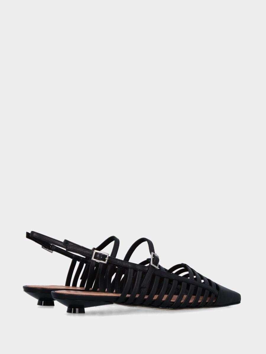 Slingback in nappa nera con listini traforati e tacco a piattino