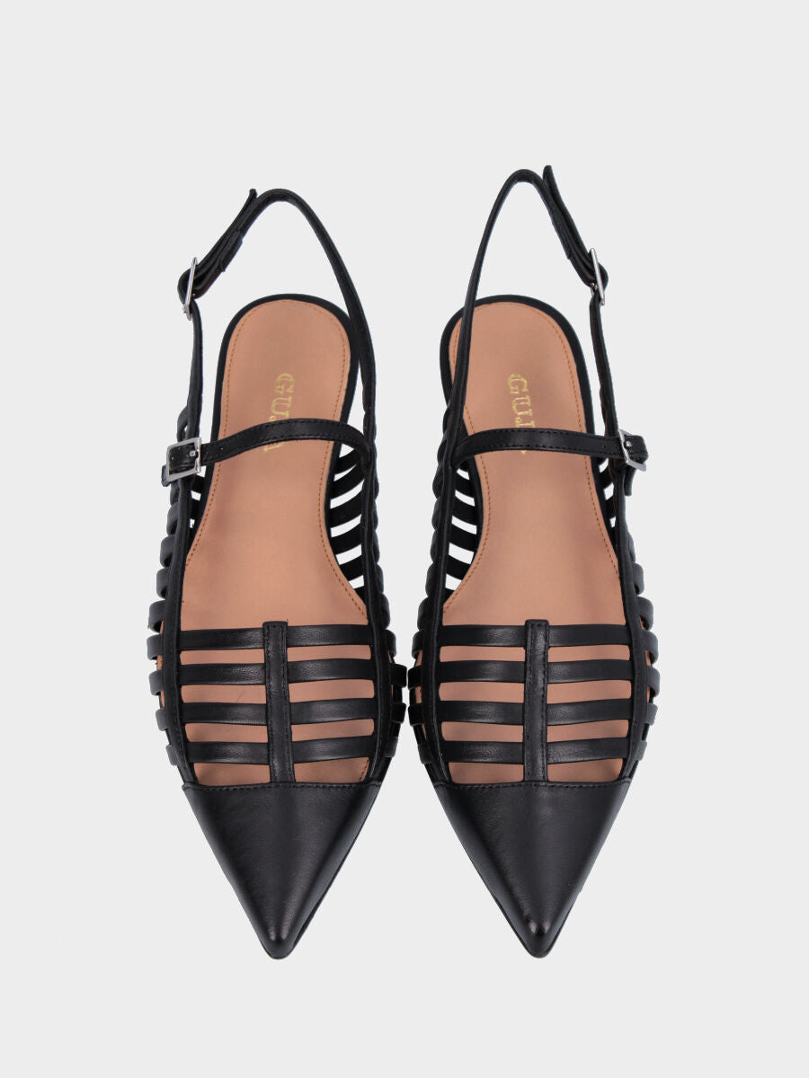 Slingback in nappa nera con listini traforati e tacco a piattino