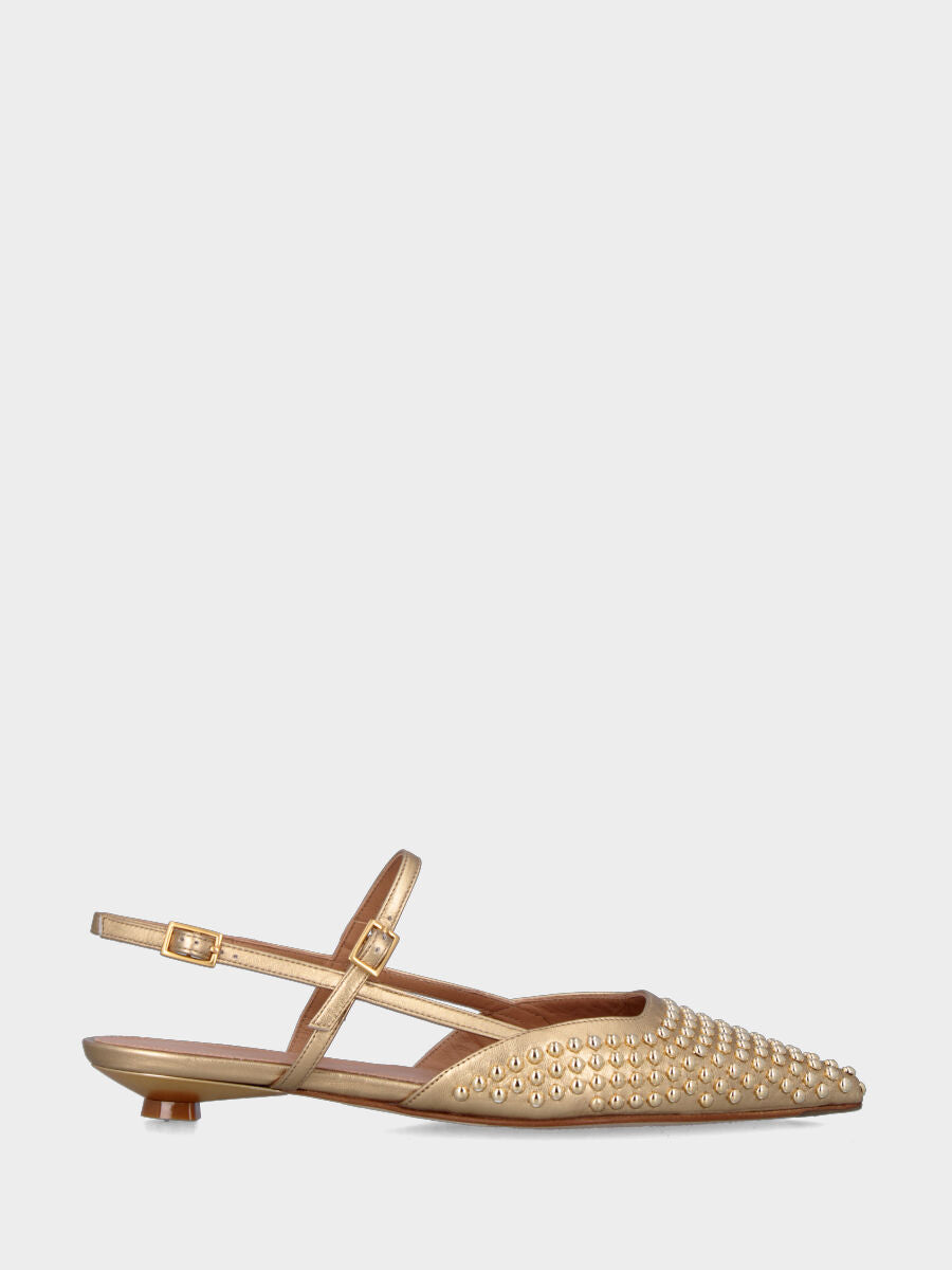 Slingback in laminato oro con borchie a pallini e tacco a piattino
