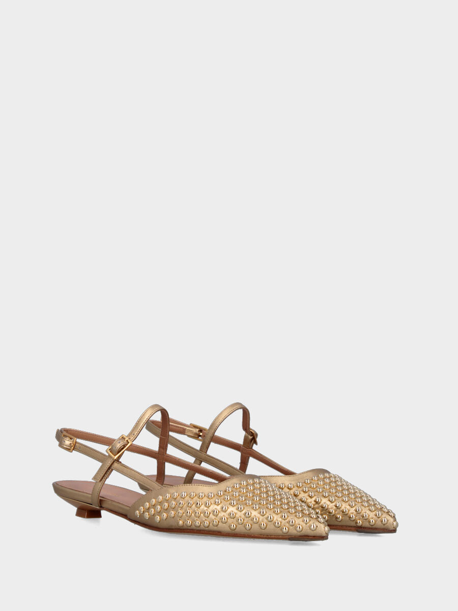 Slingback in laminato oro con borchie a pallini e tacco a piattino