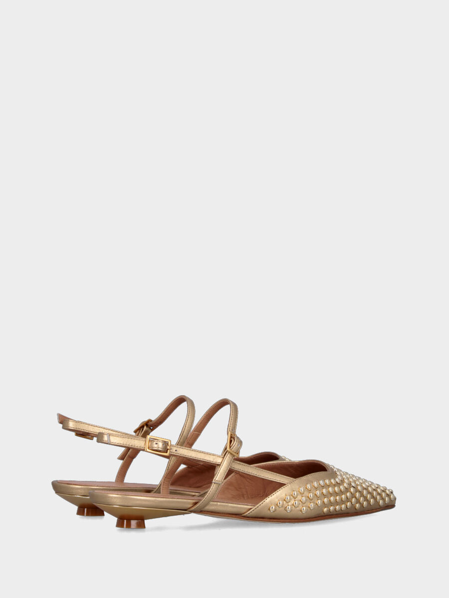 Slingback in laminato oro con borchie a pallini e tacco a piattino