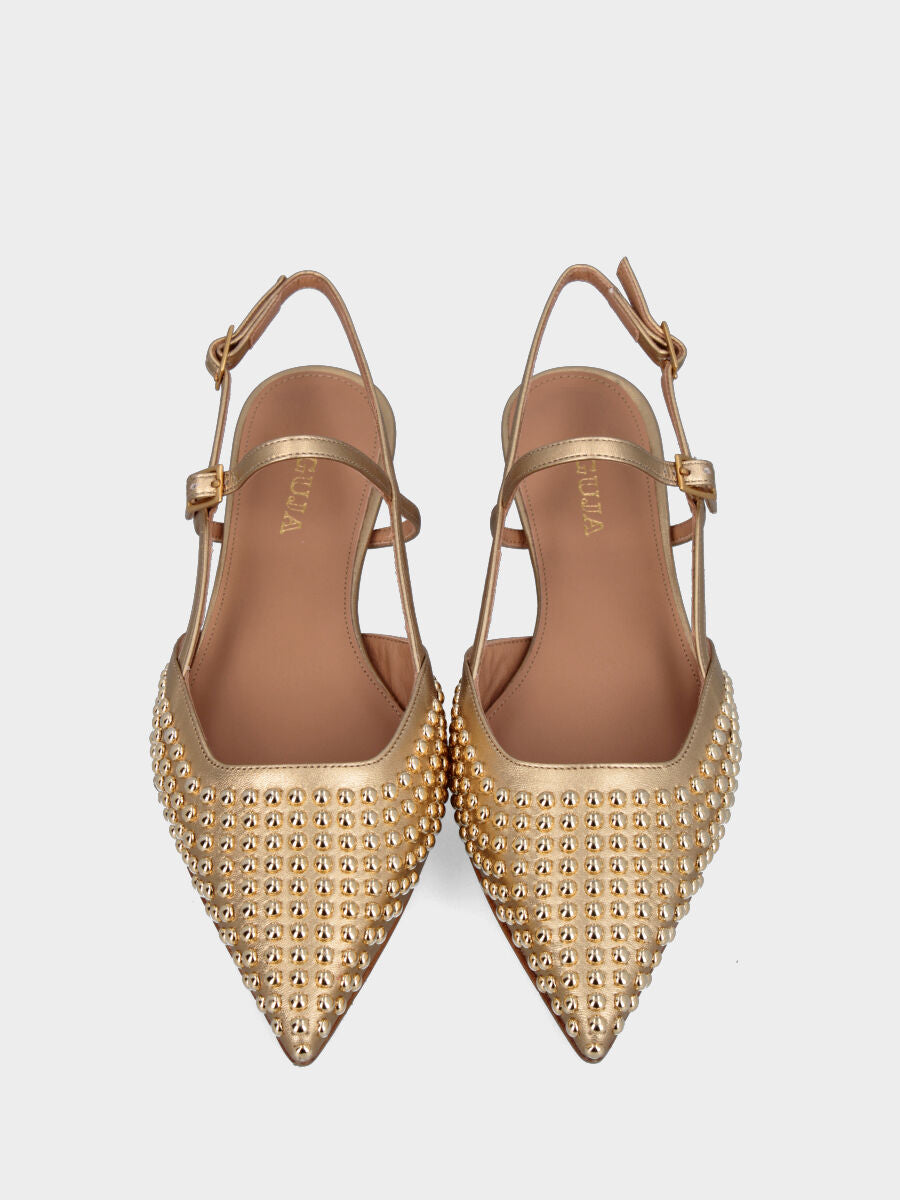 Slingback in laminato oro con borchie a pallini e tacco a piattino