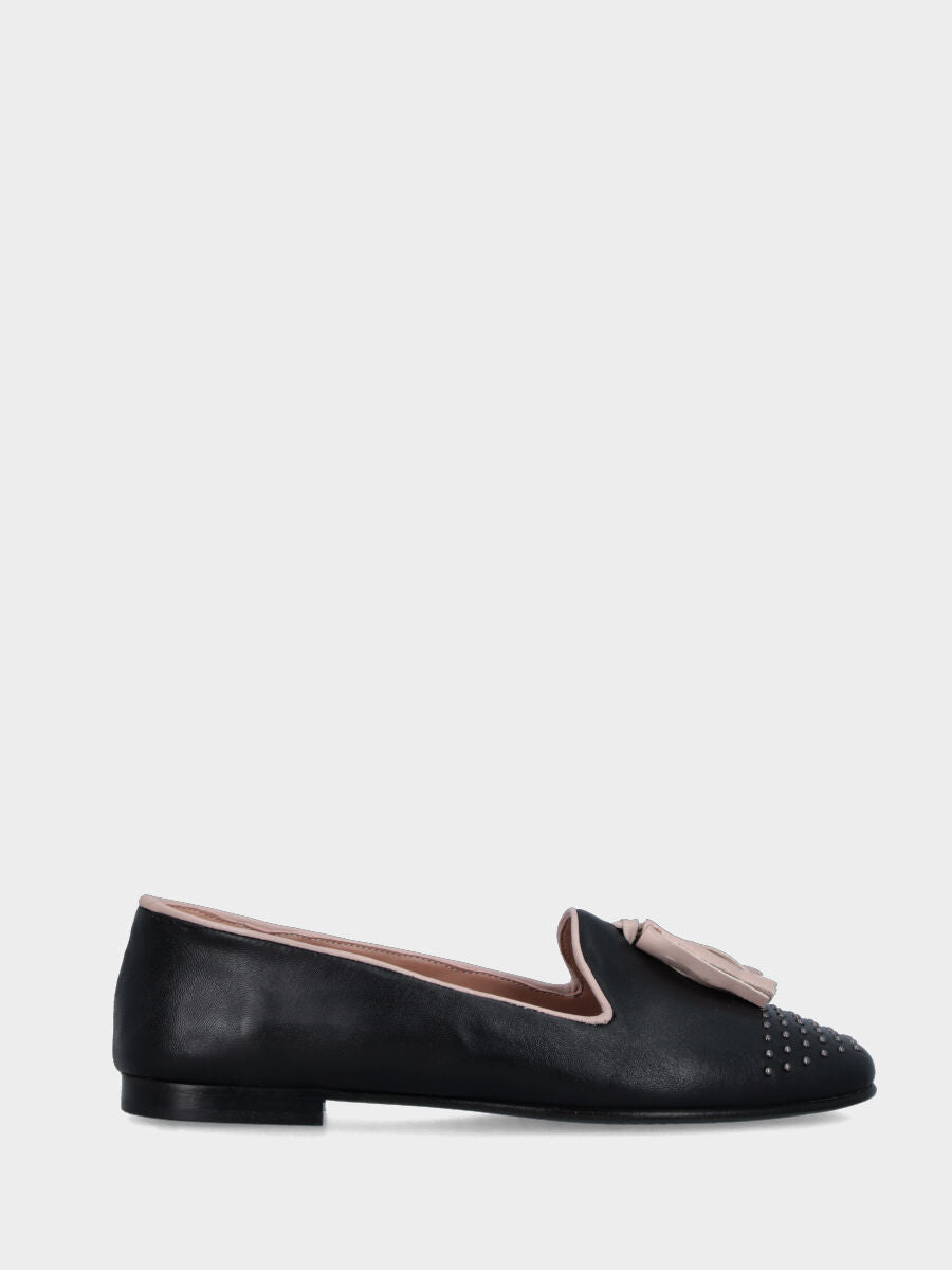 Pantofolina in nappa nera con borchiette e nappine nude