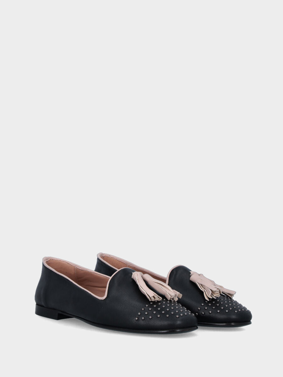 Pantofolina in nappa nera con borchiette e nappine nude