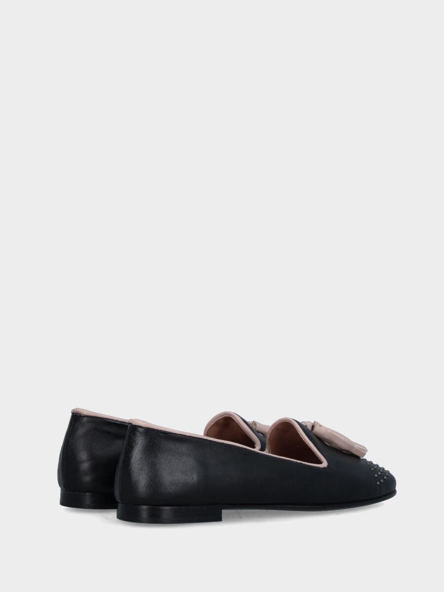 Pantofolina in nappa nera con borchiette e nappine nude