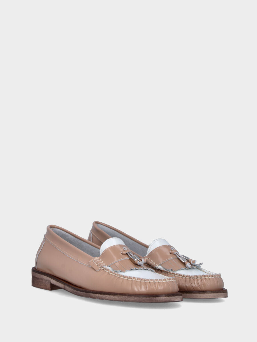 Mocassino college in vitello abrasivato nude e bianco con frangia e nappine