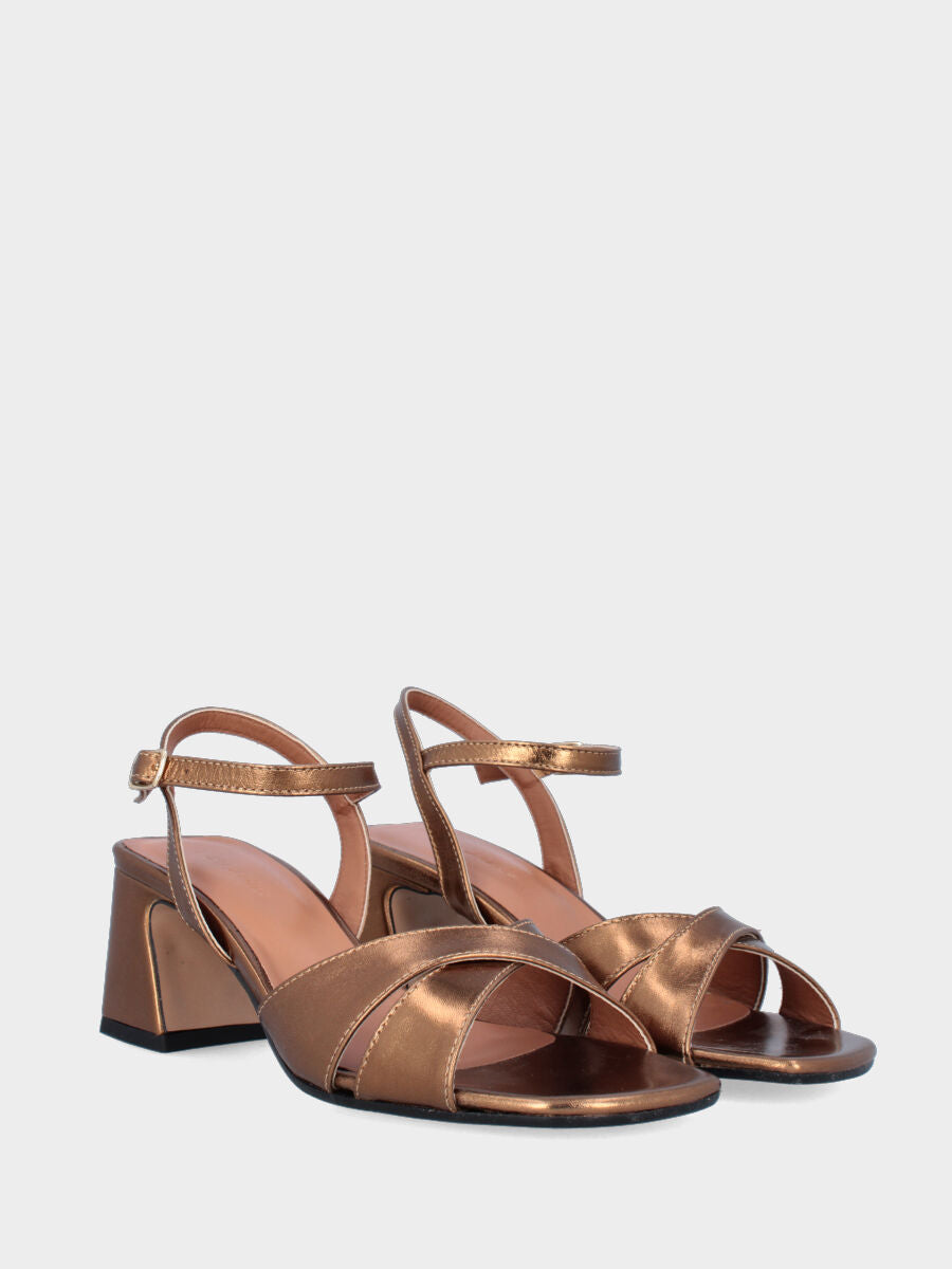 Sandalo in laminato bronzo con fascette incrociate e tacco a coda