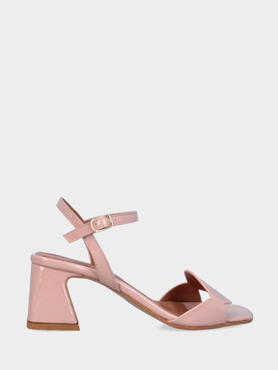 Nude patent leather sandal with oval details on the sole and kitten heel