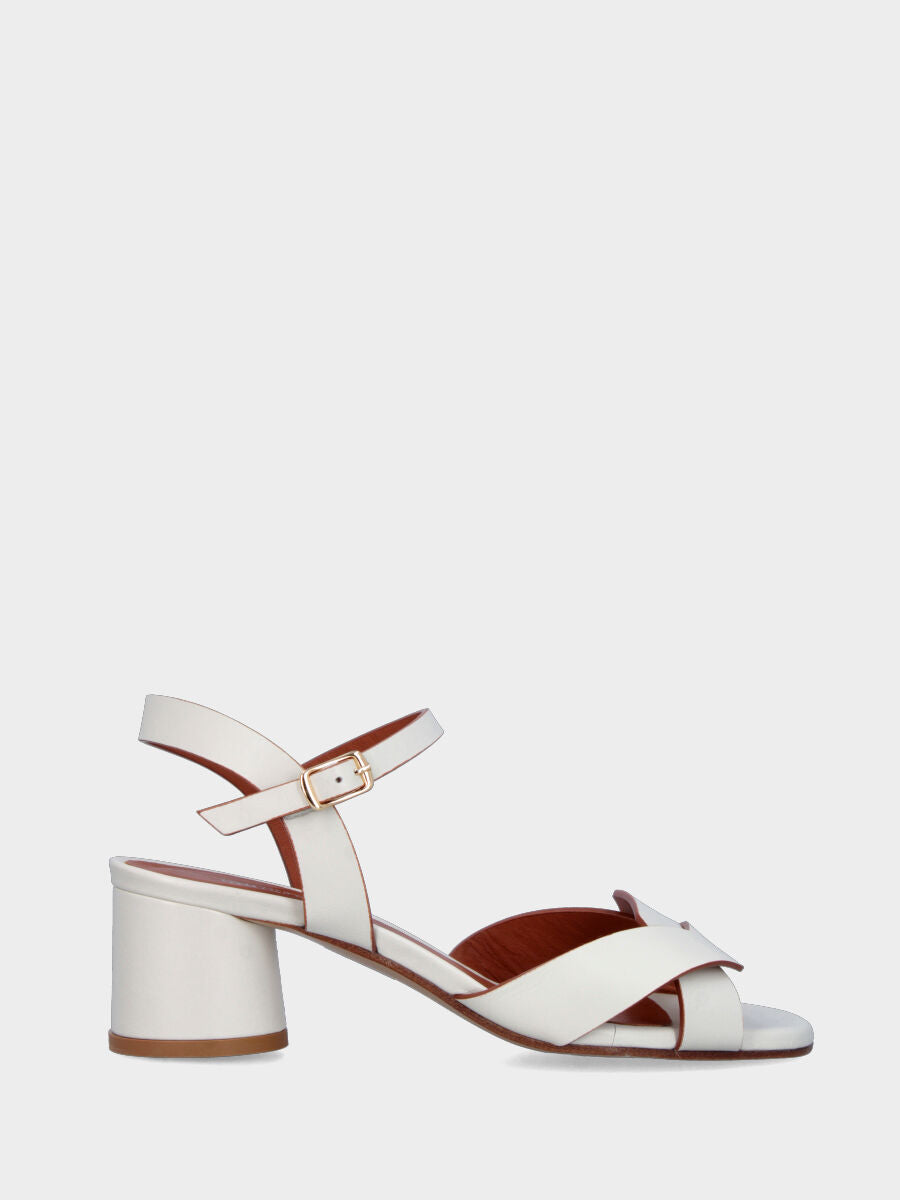 Sandalo in vitello bianco latte con fascette incrociate e tacco cilindrico