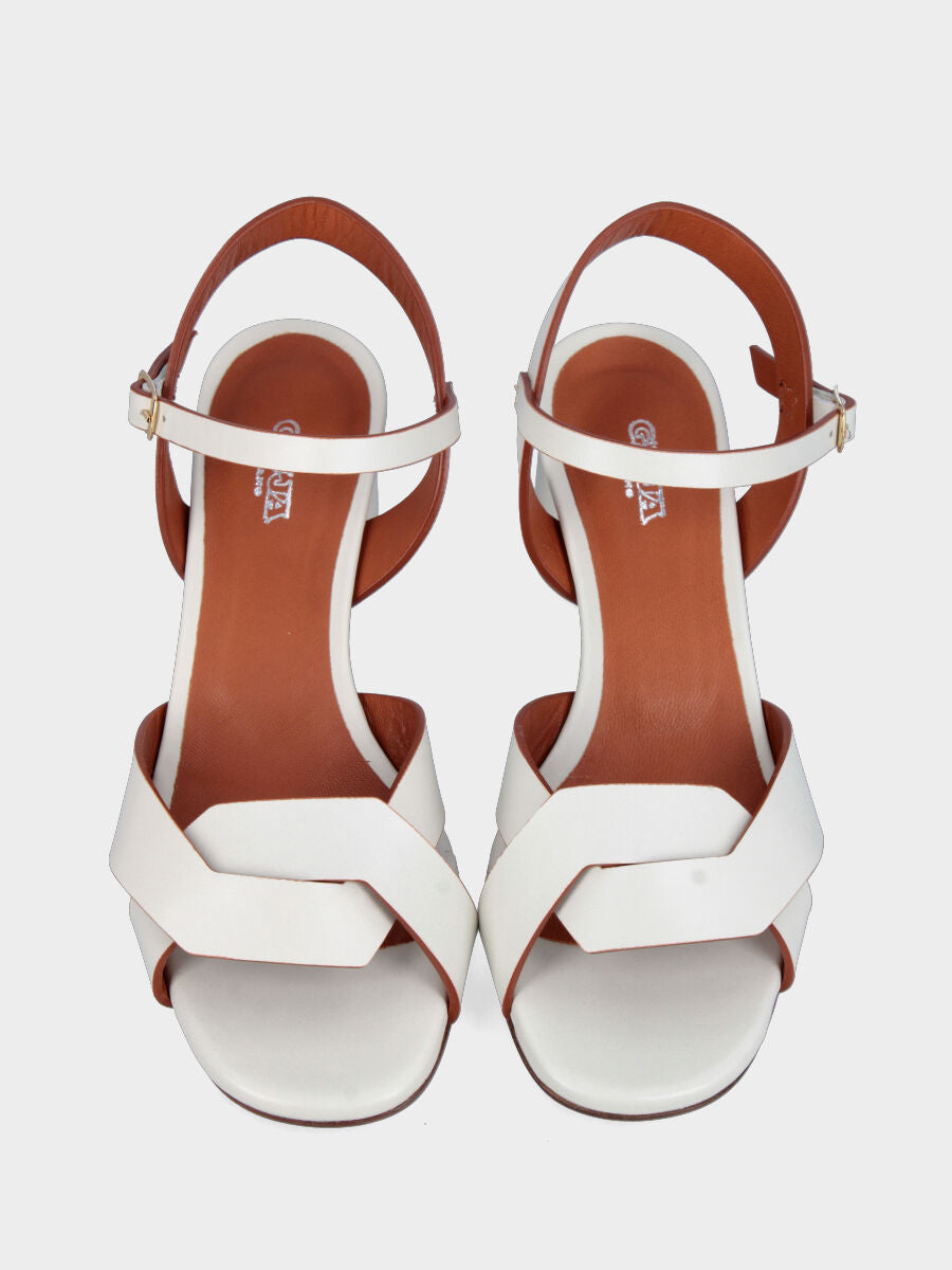 Sandalo in vitello bianco latte con fascette incrociate e tacco cilindrico