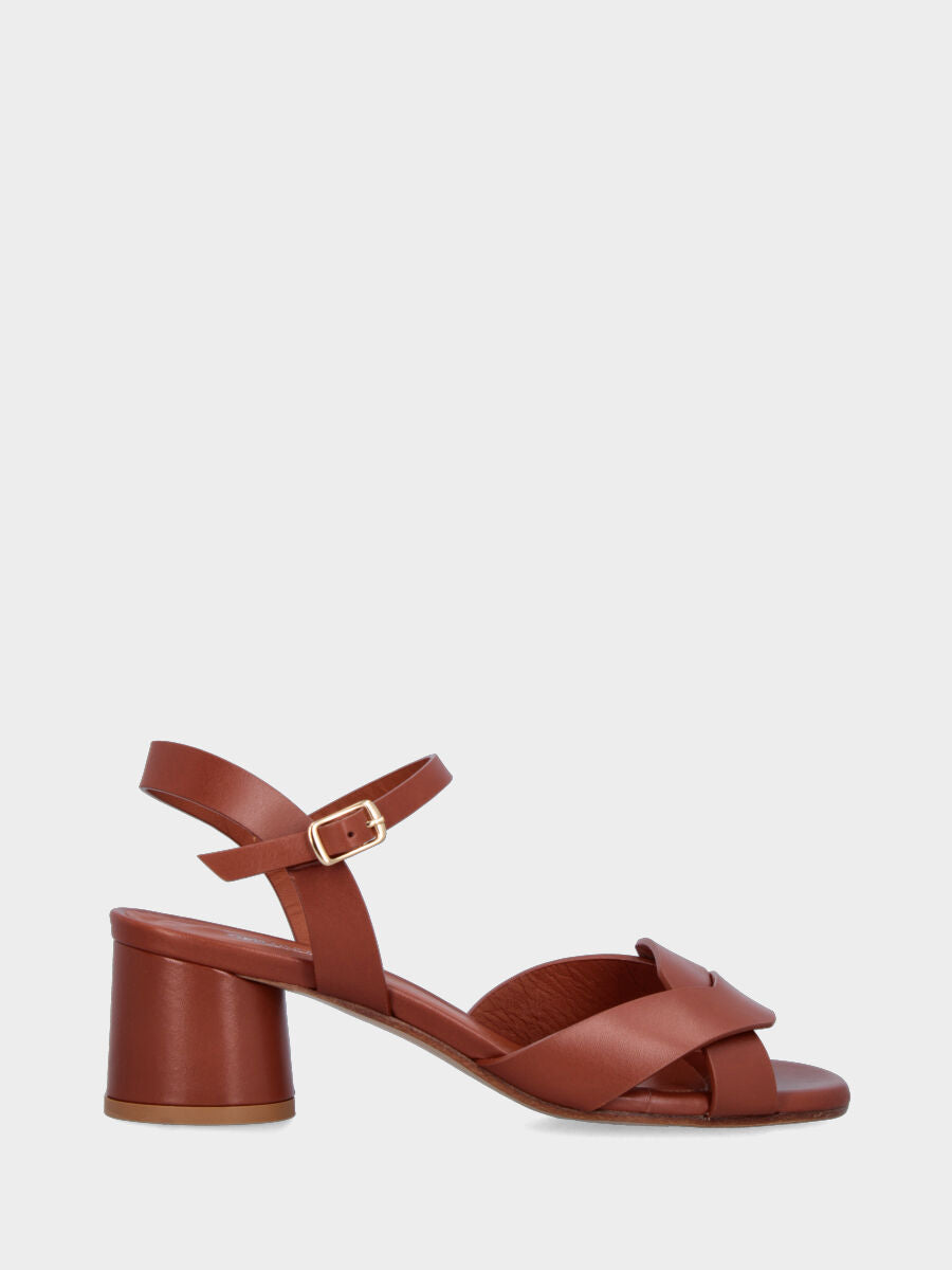 Sandalo in vitello color cuoio con fascette incrociate e tacco cilindrico