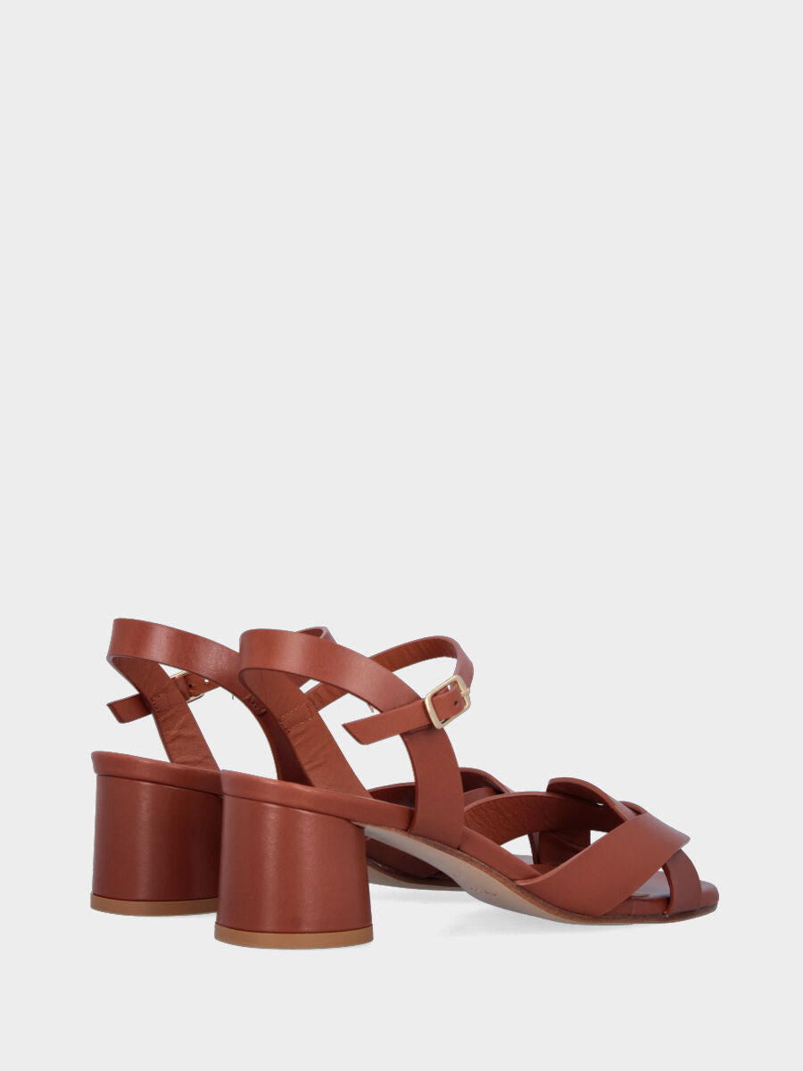 Sandalo in vitello color cuoio con fascette incrociate e tacco cilindrico