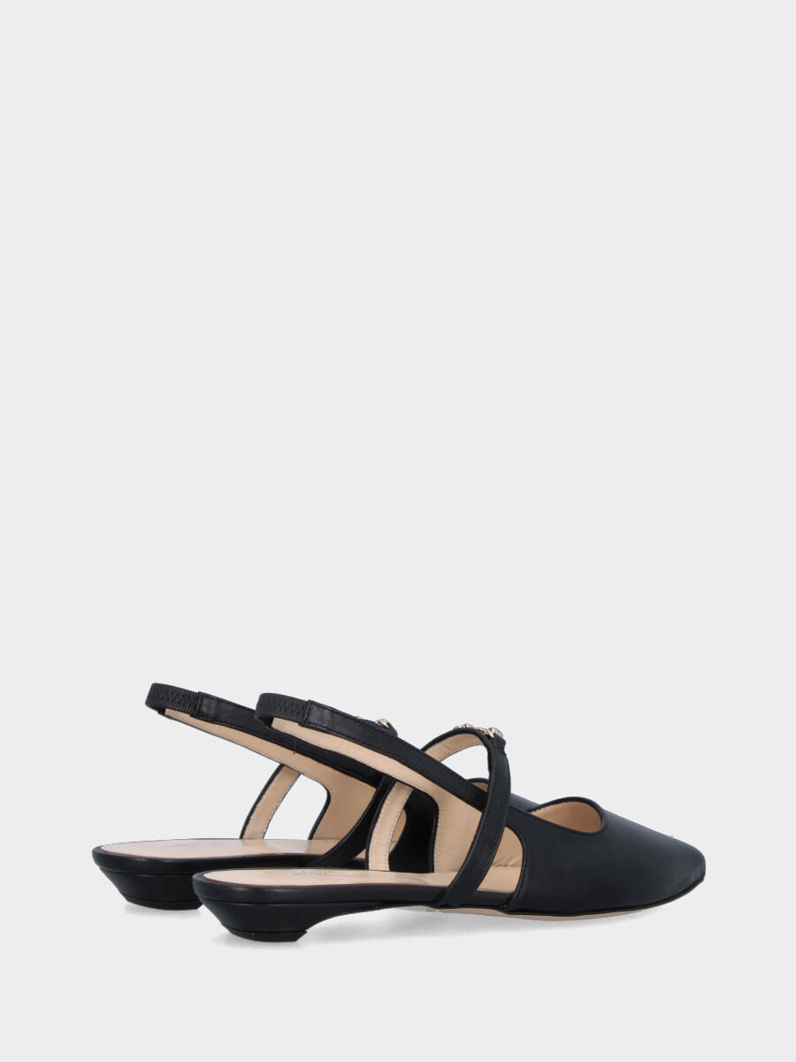 Slingback in nappa nera con mini morsetto e tacco semi zeppa