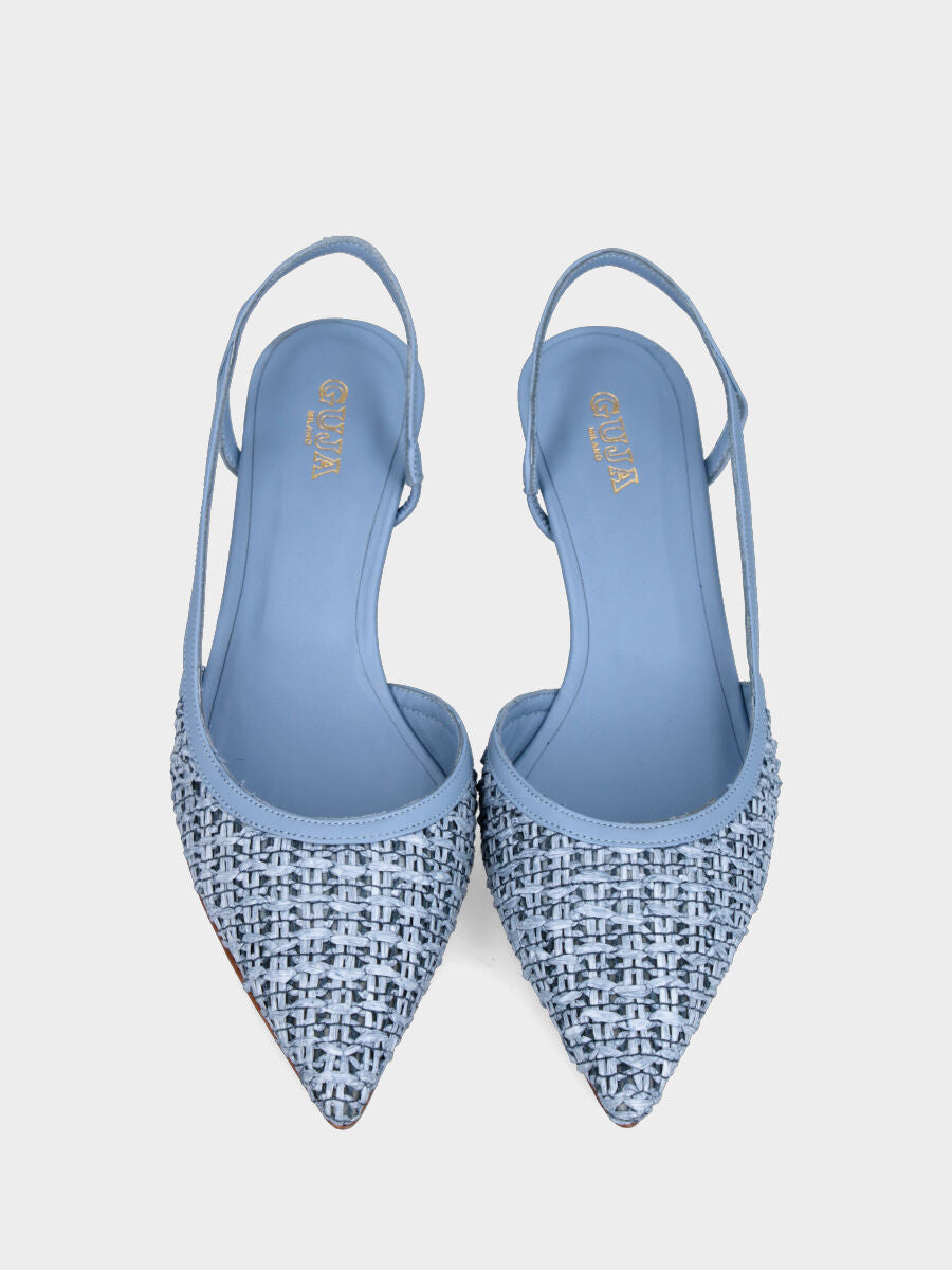 Slingback in rafia celeste con cinturino intrecciato asimmetrico