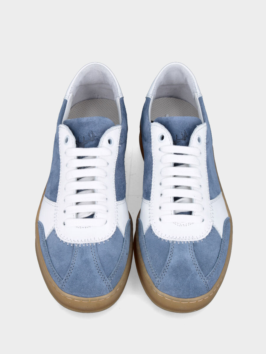 Sneaker in camoscio azzurro e con suola in gomma
