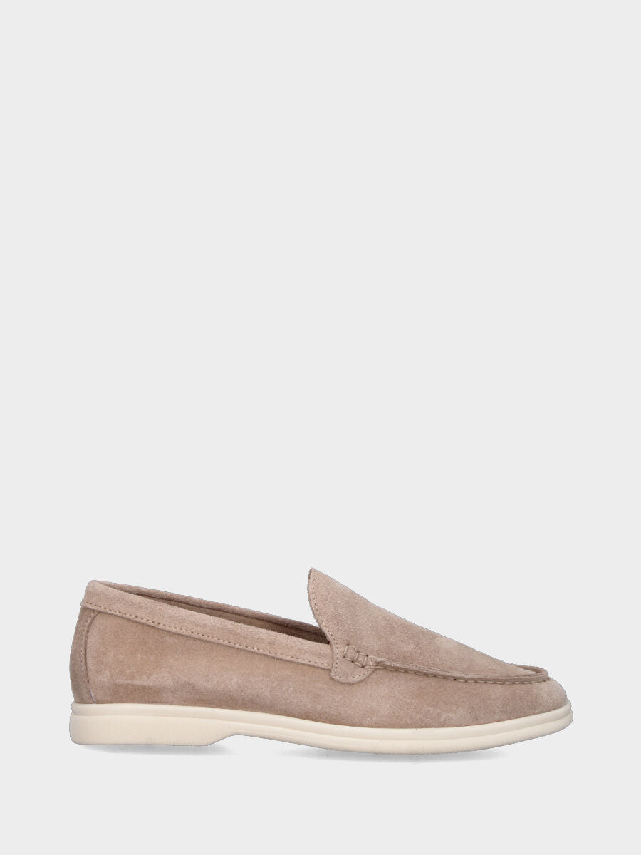 Mocassino in camoscio beige con vaschetta liscia e cucitura adler
