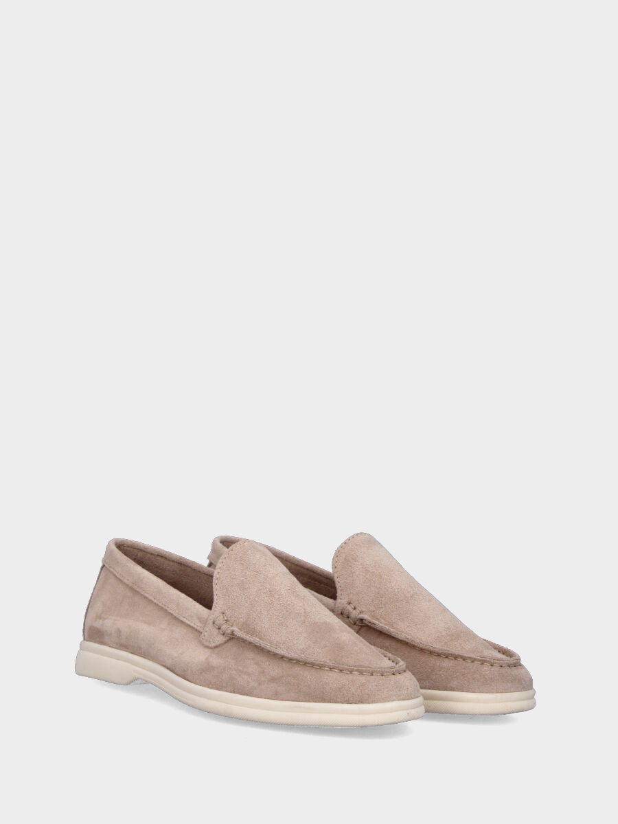 Mocassino in camoscio beige con vaschetta liscia e cucitura adler