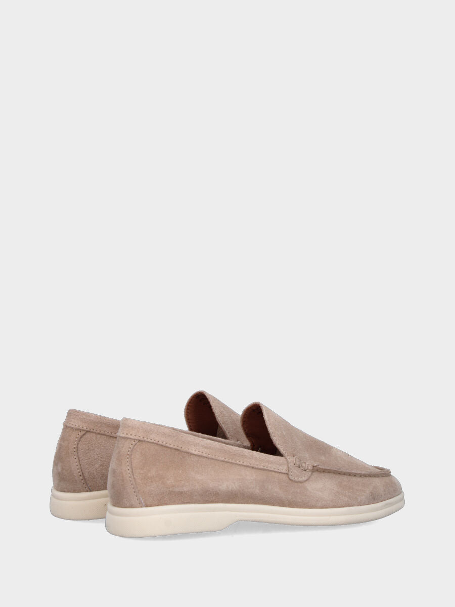 Mocassin en suède beige avec semelle lisse et couture adler