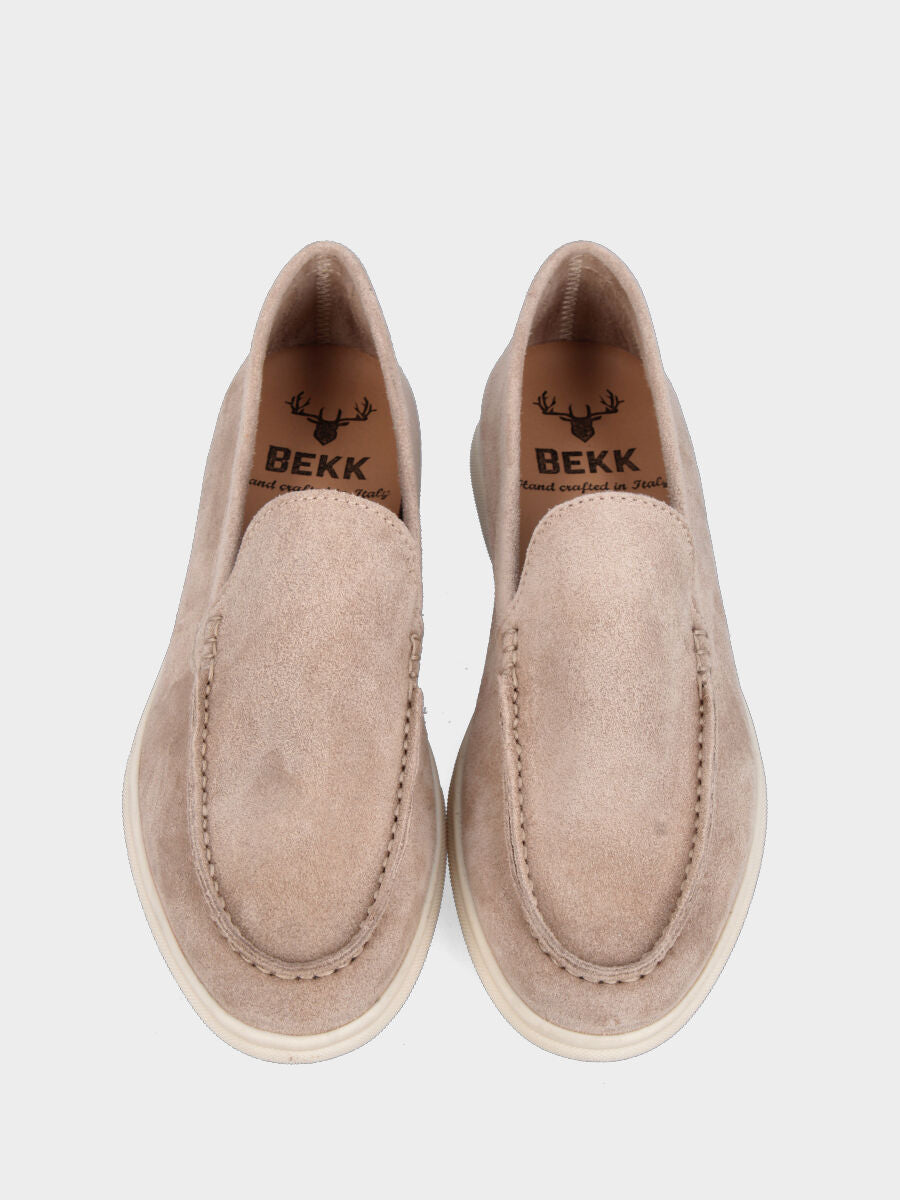 Mocassino in camoscio beige con vaschetta liscia e cucitura adler