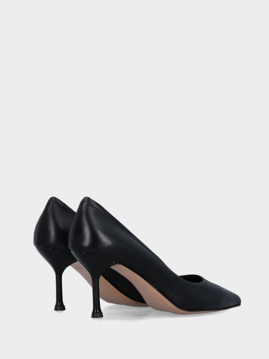 Décolleté in nappa nera con tomaia cucita e risvoltata