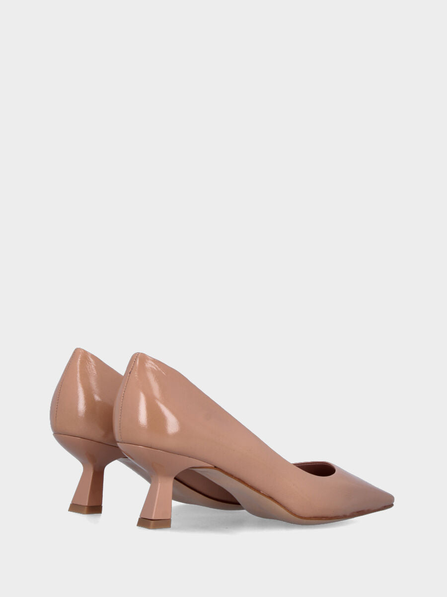 Décolleté in vernice beige con punta quadrata e tacco a calice